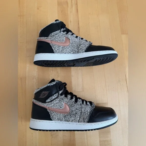 Nike Air Jordan 1 Retro Fleece Fur Size 9Y Euro 42.5 *Like New* Black Gray